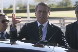 Irritado com perguntas sobre Flávio, Bolsonaro ataca imprensa: ‘Trabalho de porco’