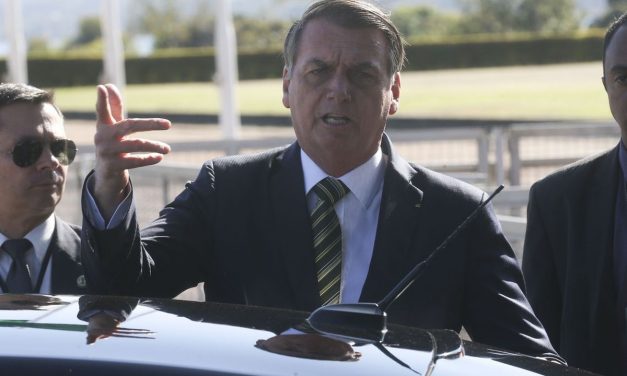 Irritado com perguntas sobre Flávio, Bolsonaro ataca imprensa: ‘Trabalho de porco’