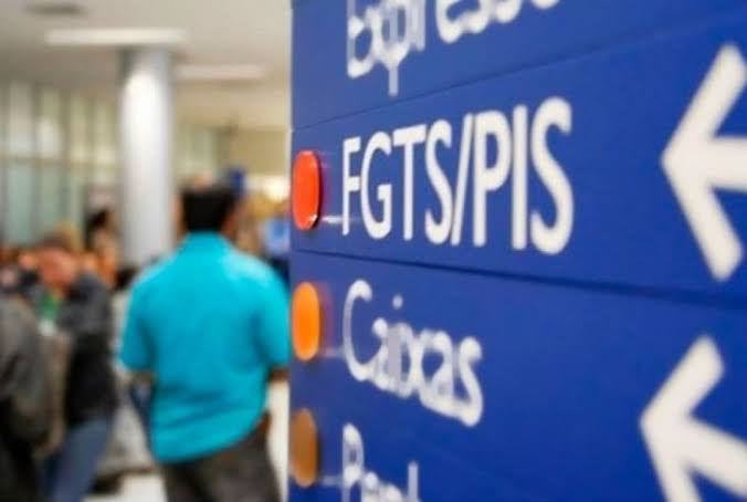 Bolsonaro sanciona lei que aumenta limite do saque imediato do FGTS