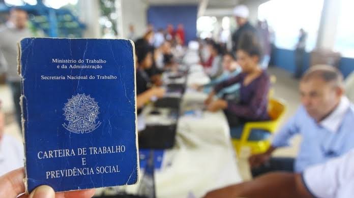 Taxa de desemprego fecha o trimestre em 11,2%