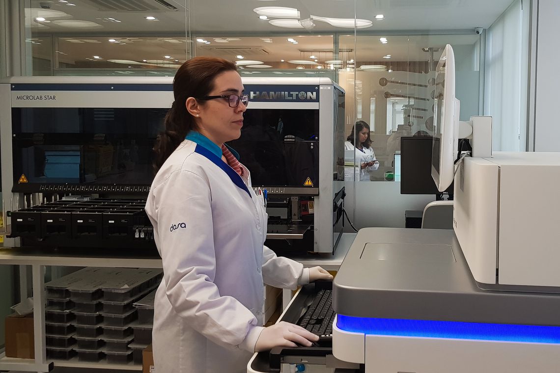 Projeto liderado por brasileira mapeará genoma de 15 mil pessoas Projeto liderado por brasileira mapeará genoma de 15 mil pessoas