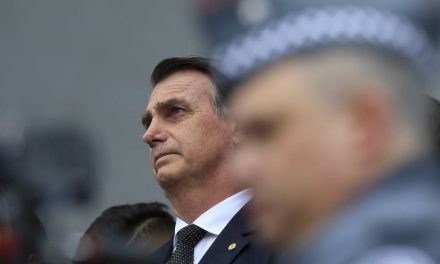Bolsonaro concede indulto de Natal a policiais condenados por crimes culposos