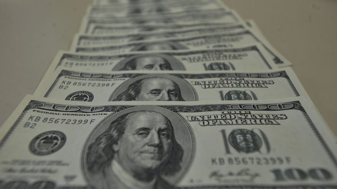 Dólar passa de R$ 4,28 e fecha no maior nível desde criação do real