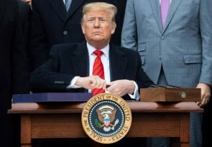 Donald Trump assina novo acordo comercial que substitui Nafta