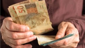 Governo eleva salário mínimo para R$ 1.045