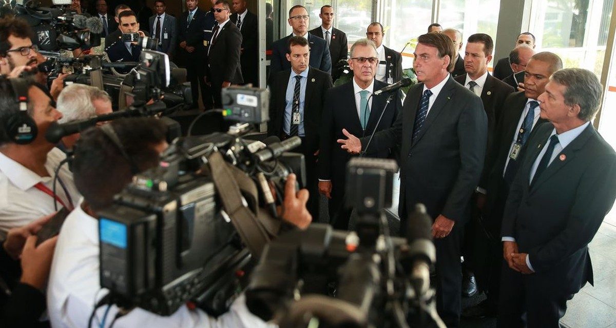 Governo estuda mudar forma de cobrança de imposto sobre combustíveis para baratear preço, diz Bolsonaro