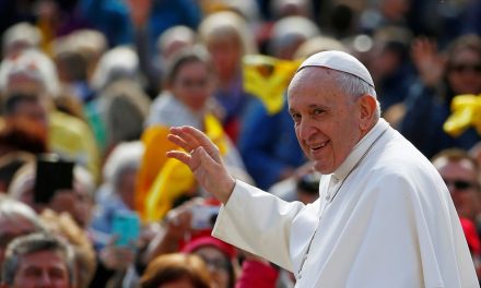 Papa rejeita proposta para permitir ordenação de homens casados