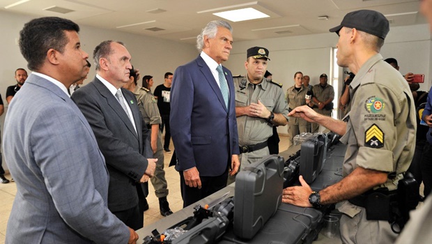 Polícia Militar goiana recebe novas armas e munições