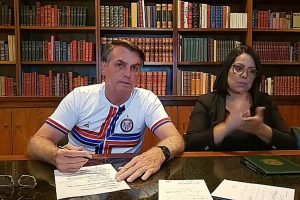 Bolsonaro pede serenidade e afirma que respeita os Poderes