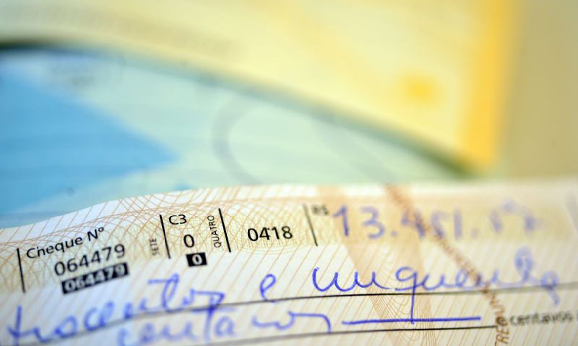 Juros do cheque especial ficam em 165,6% ao ano em janeiro Juros do cheque especial ficam em 165,6% ao ano em janeiro