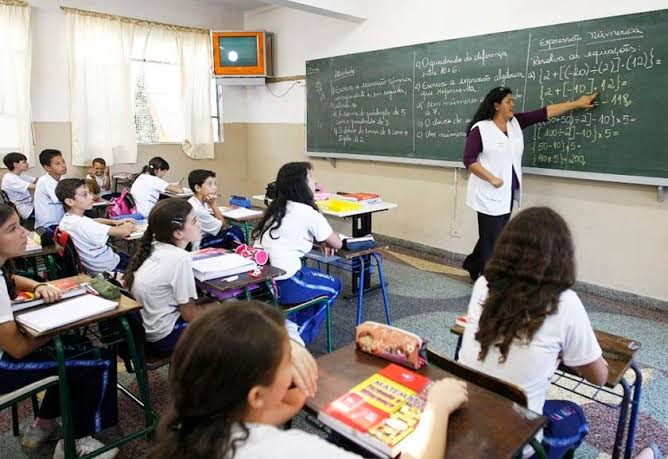 Assinado decreto que reajusta em 12,8% o salário de professores do município de Goiânia