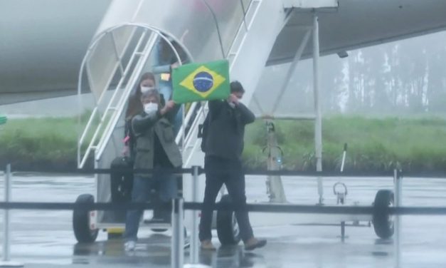 Brasileiros resgatados na China chegam à Base Aérea de Anápolis (GO)