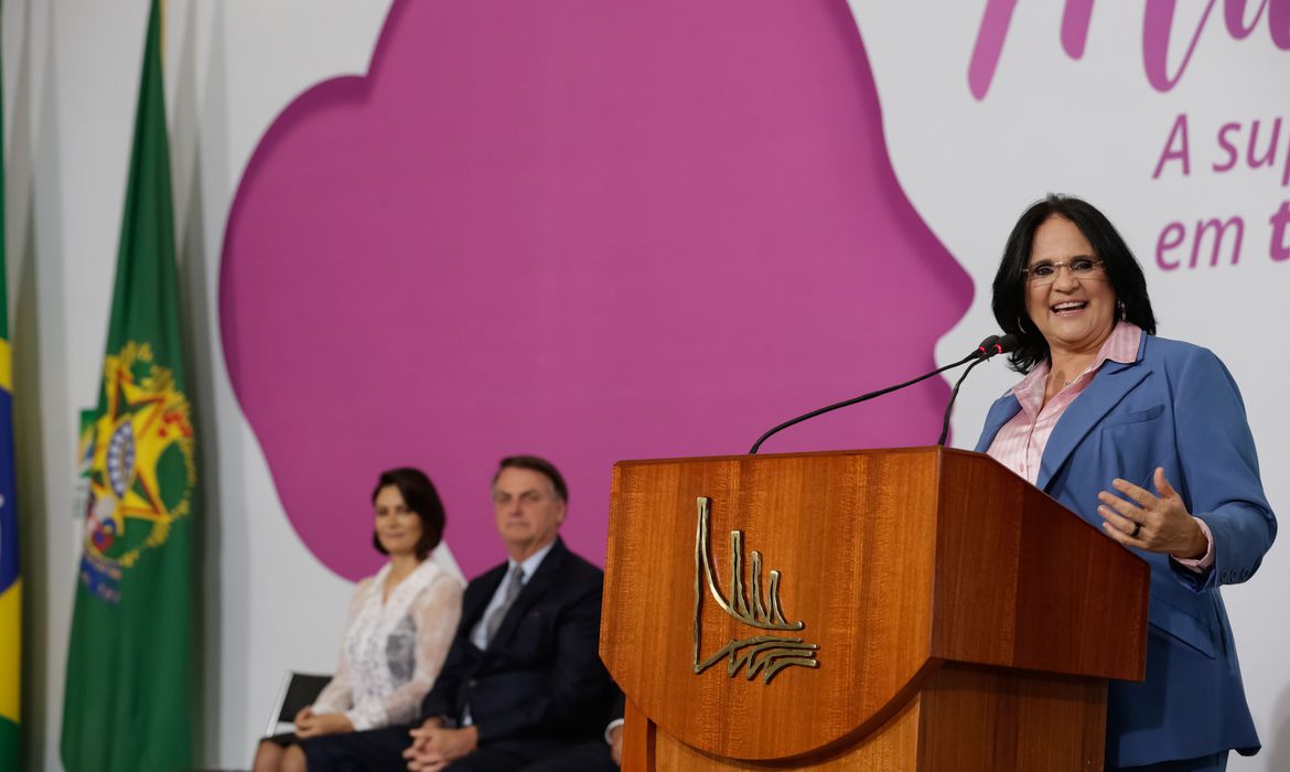 Damares anuncia campanha para mulheres entrarem na política