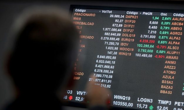 Bolsa cai 12%, e dólar fecha em R$ 4,72 em dia de pânico global