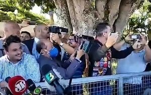 Durante coletiva, Bolsonaro incentiva apoiadores a hostilizar repórteres, que se retiram em seguida