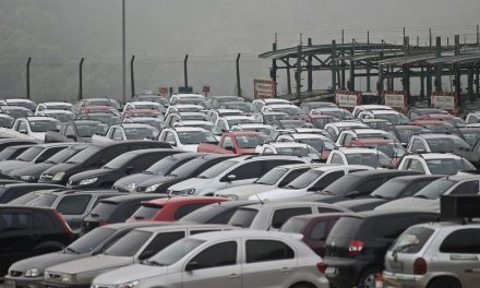 Venda de automóveis e veículos comerciais leves cresce em fevereiro