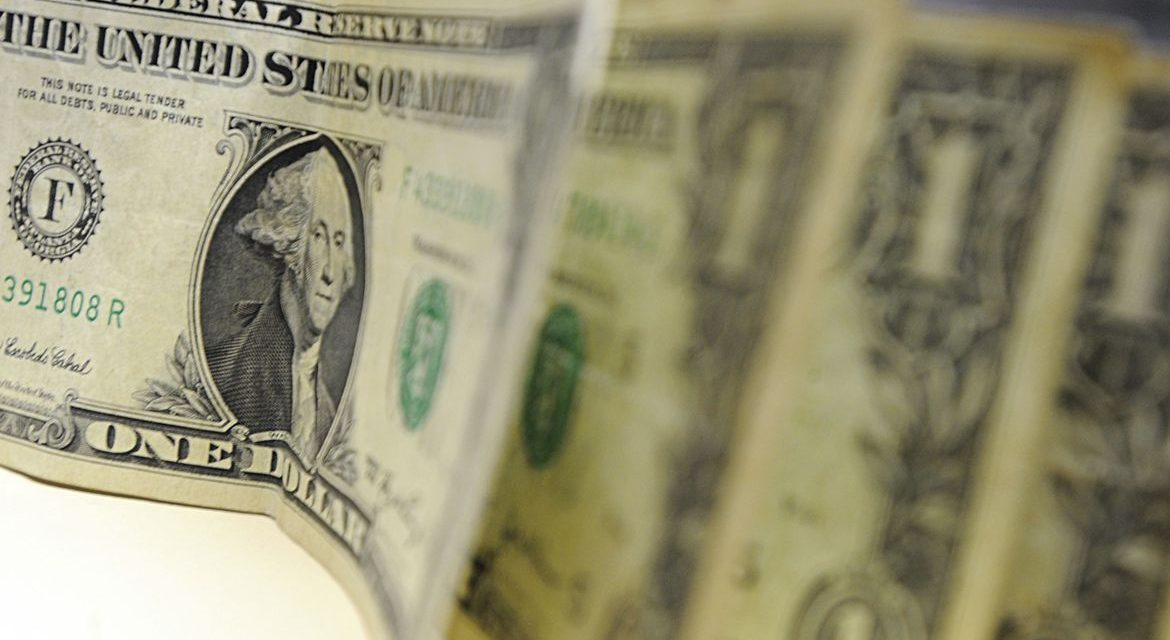 Dólar fecha acima de R$ 4,50 pela primeira vez na história