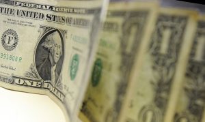 Dólar sobe para R$ 5,58 e fecha semestre com alta de 15,15%