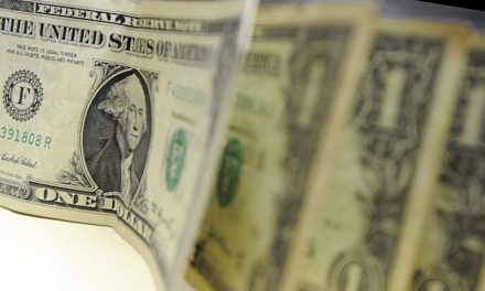 Dólar supera R$5,40 e fecha no maior valor desde junho