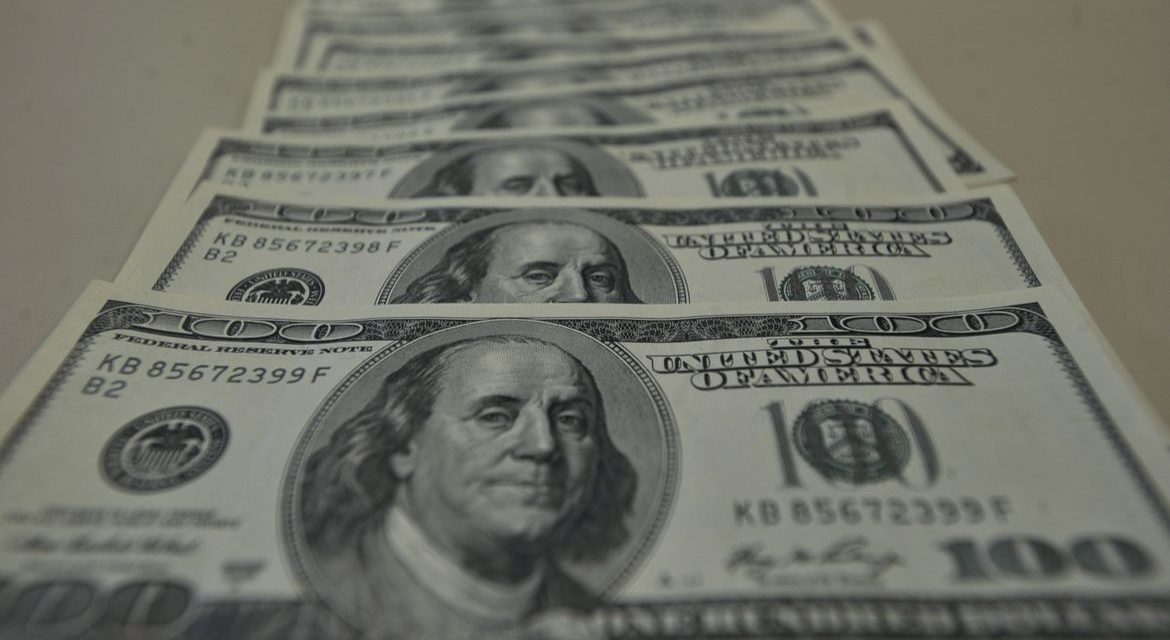 Dólar volta a encostar em R$ 5,20 com extensão de isolamento nos EUA