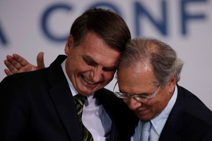 Bolsonaro retira competências do ministro da Economia sobre orçamento