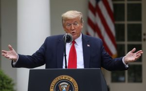 Trump anuncia que vai suspender verba dos EUA para OMS