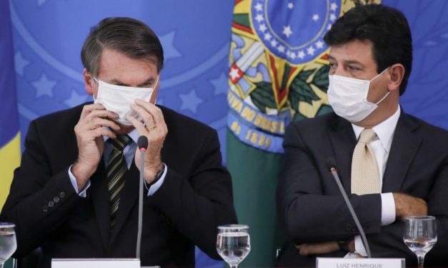 Em clima de despedida, ministro da Saúde comunica que Bolsonaro irá substituí-lo