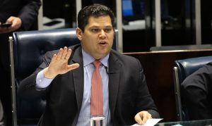 Alcolumbre critica uso de fundo eleitoral para combate ao covid-19