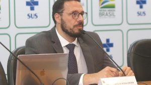 É preciso despolitizar luta contra covid-19, diz infectologista da Fiocruz