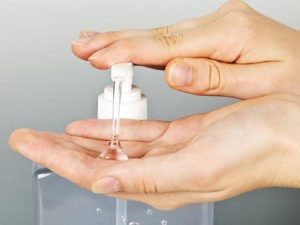 Anvisa publica lista com produtos que podem substituir o álcool 70%