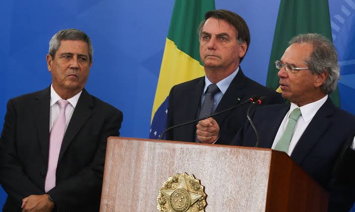 Bolsonaro saciona lei do auxílio de R$ 600 mensais
