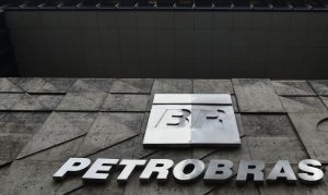 Petrobras anuncia redução de R$ 0,18 na gasolina para distribuidoras