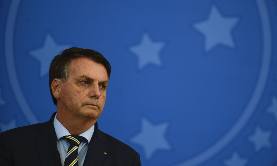 Bolsonaro sanciona com 11 vetos lei que altera auxílio emergencial Bolsonaro sanciona com 11 vetos lei que altera auxílio emergencial