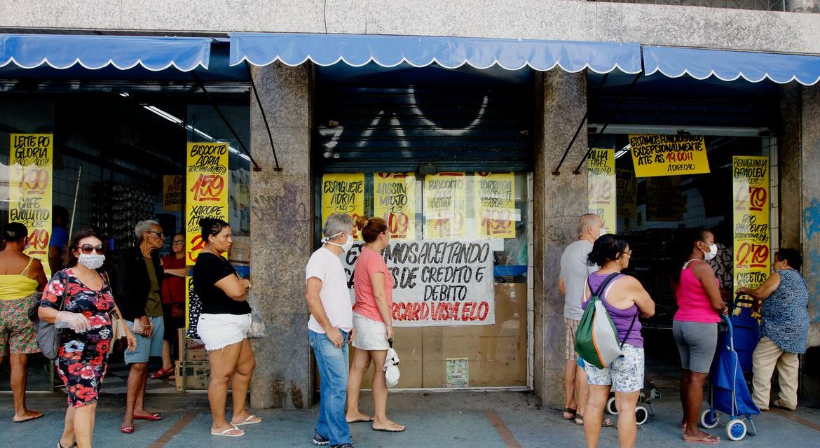 Brasileiros acreditam em inflação de 5,1% nos próximos 12 meses