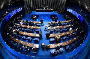 Suplente da ex-senadora Juíza Selma toma posse no Senado