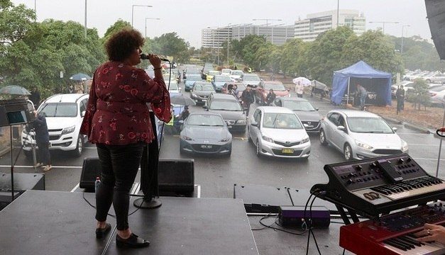 Fãs de música desfrutam de show ao vivo em drive-in de Sydney