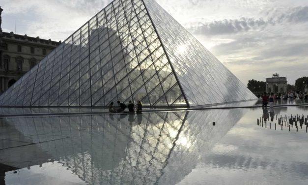 Louvre, Torre Eiffel e Versailles vão continuar fechados aos turistas