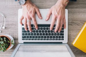 Louvre, Torre Eiffel e Versailles vão continuar fechados aos turistas