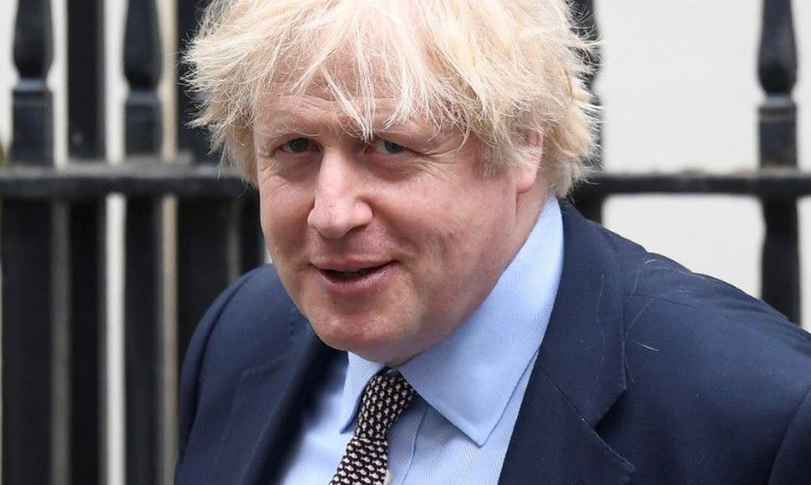 Premiê britânico adia relaxamento de lockdown em um mês