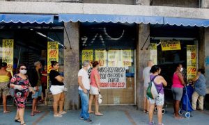 Camelódromo recebe grande movimentação no 1º dia após flexibilização do comércio, em Goiânia