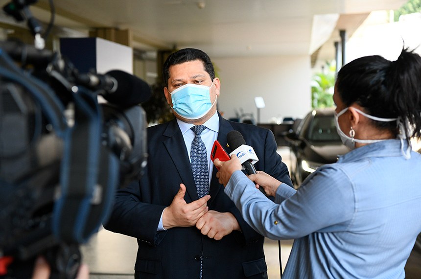 Maia defende a criação de uma renda mínima permanente após pandemia