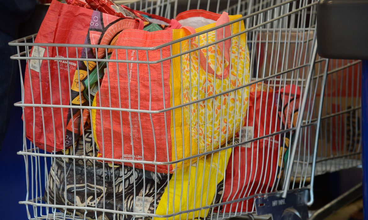 Supermercados do RJ tiram de circulação 2 bilhões de sacolas plásticas Supermercados do RJ tiram de circulação 2 bilhões de sacolas plásticas