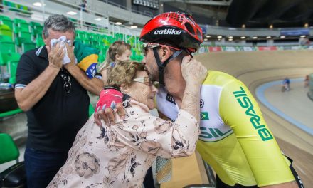 Inspirado pela avó, ciclista retoma sonho paralímpico após quarentena
