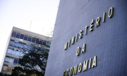 Equipe econômica pede que Bolsonaro vete prorrogação de entrega de IR