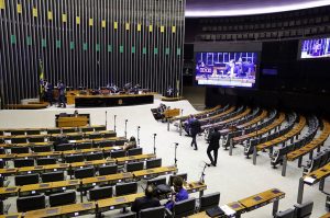 Maior polo de empregos da capital reabre com série de protocolos