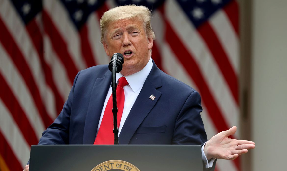 Trump cita Brasil e Suécia têm dificuldades no combate à covid-19