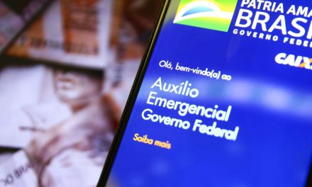 Governo prorroga auxílio emergencial de R$ 300 até o fim do ano
