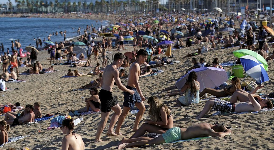 Barcelona limita frequência em praias por medo de onda de covid-19