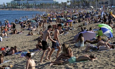 Barcelona limita frequência em praias por medo de onda de covid-19