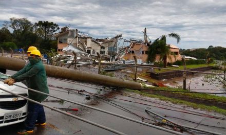 Ciclone deixa sul do Brasil e segue para oceano